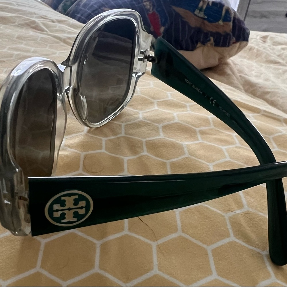 Authentic Tory Burch Green Cat-Eye Sunglasses with polarized lenses